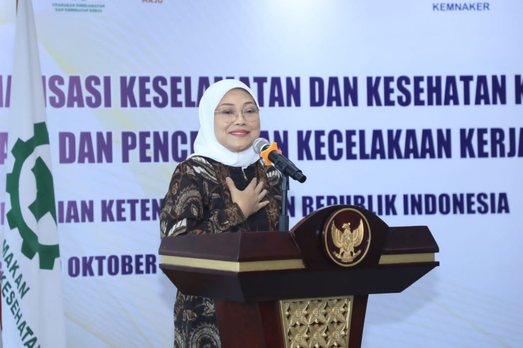 Menaker Ida Fauziyah saat memberi sambutan pada acara Sosialisasi Keselamatan dan Kesehatan Kerja (K3) Bahaya dan Pencegahan Kecelakaan Kerja Pada Elevator, di Jakarta Selatan, Kamis (19/10). 