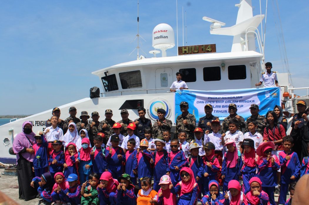 Ratusan Pelajar Berlayar Dengan Kapal Pengawas KKP