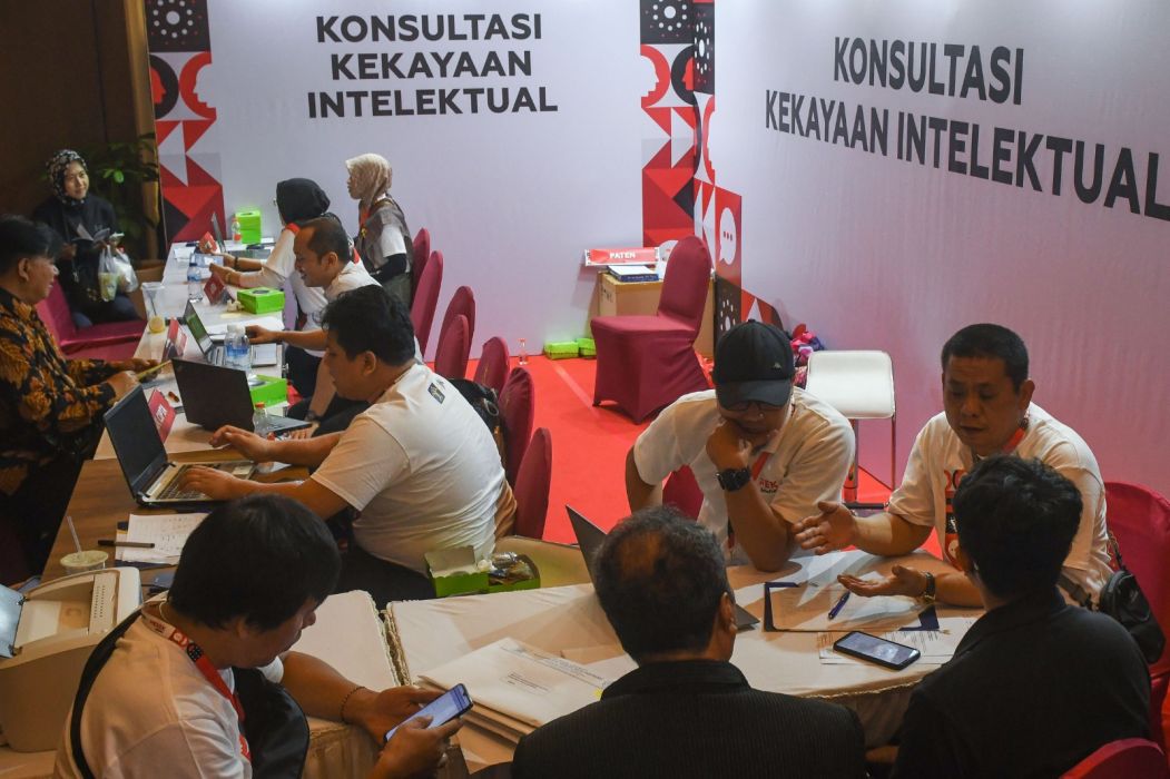 Petugas Direktorat Jenderal Kekayaan Intelektual(DJKI Kemenkumham melayani para pelaku UMKM dalam layanan
gratis konsultasi kekayaan intelektual serta pendaftaran merek dan pencatatan hak cipta di Jakarta.