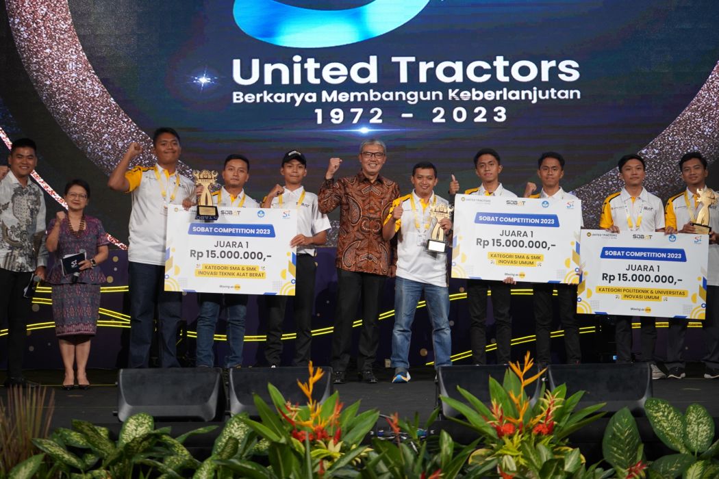 Penyerahan hadiah secara simbolis oleh Iwan Hadiantoro (Direktur UT) kepada pemenang SOBAT Competition 2023.