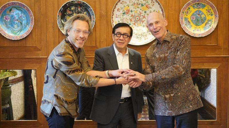 Jochum Wilderman Direktur International Department Reclassering Nederland, Yasonna Laoly Menteri Hukum dan HAM dan Duta Besar Belanda untuk Indonesia Lambert Grijns saat jamua makan siang di Jakarta, Kamis (05/10/2023)