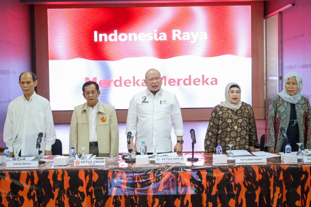 Ketua DPD RI AA LaNyalla Mahmud Mattalitti bersama sejumlah tokoh melakukan Rapat Konsolidasi Teknis terkait rencana mendatangi pimpinan MPR RI di Jakarta, Jumat (3/11).