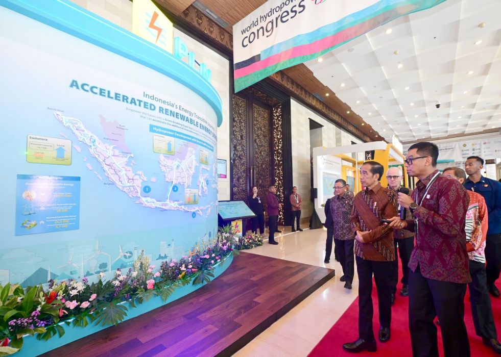 Direktur Utama, PLN Darmawan Prasodjo memberi penjelasan kepada Presiden Joko Widodo tentang energi baru terbarukan.