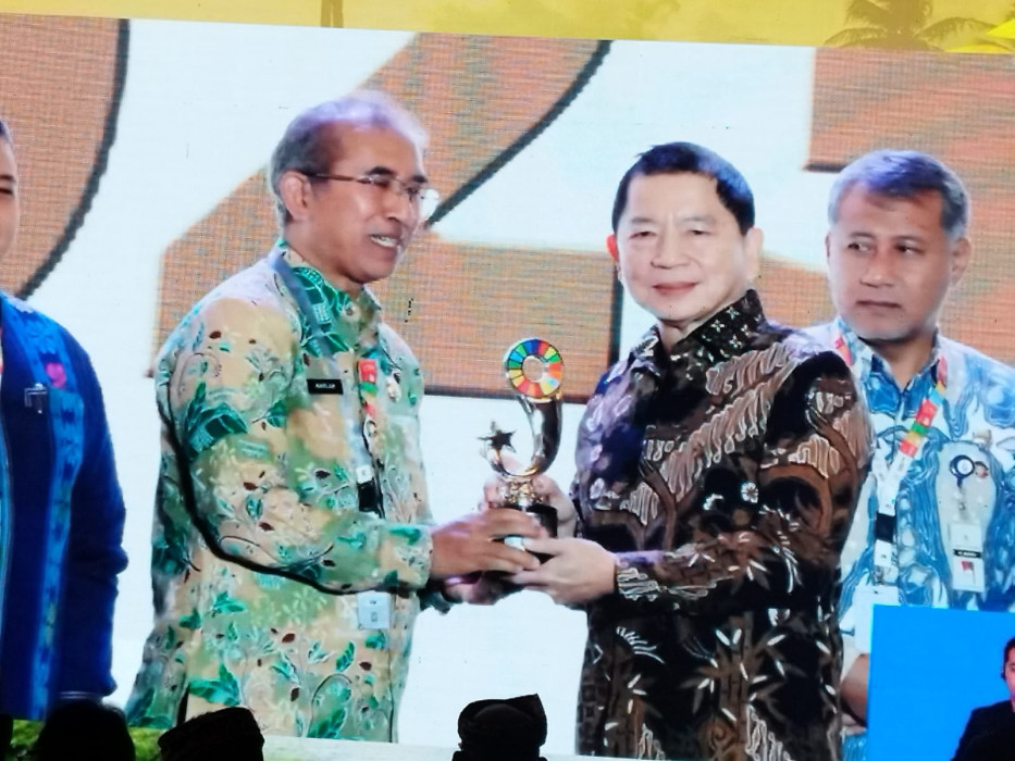  Asisten Daerah Ekbang, Setda Pemkab Bandung, Marlan, menerima piala juara II I-SIM For Regencies 2023 dari Menteri Bappenas Suharso Monoarfa di Yogyakarta, Senin (6/11).
