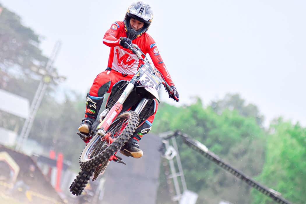 Ivan Harry Nugroho berlaga di salah satu kelas utama yakni Campuran Open pada kejuaraan motorcross Trial Game Dirt seri Malang 2023. 