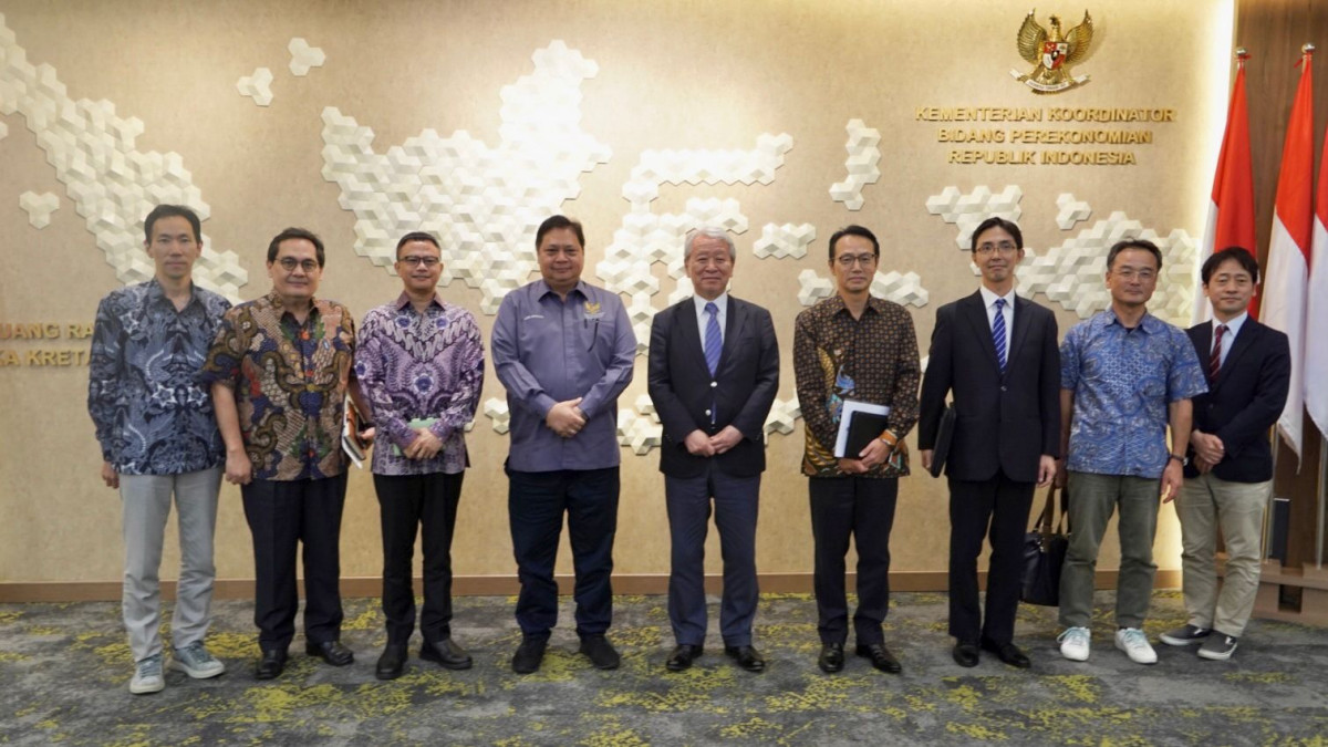 Presiden JICA Akihito Tanaka (ktengah) bertemu dengan Menko Perekonomian Airlangga Hartarto di Jakarta, Rabu (1/11).