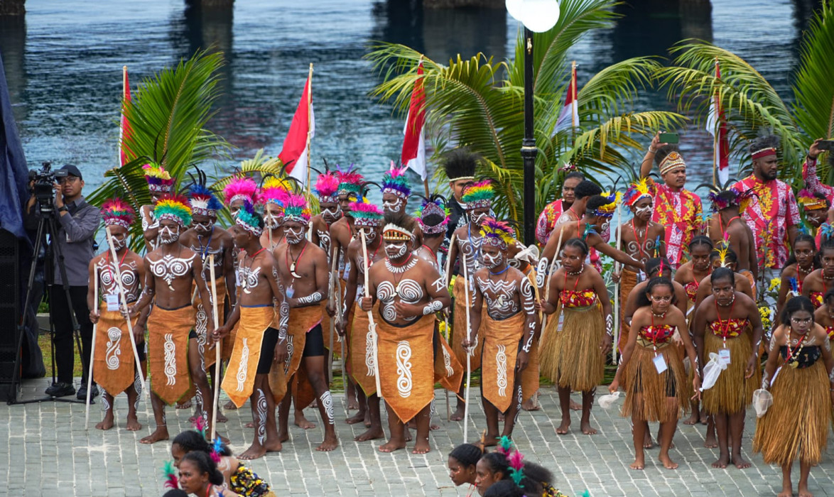 Hadiri Acara Puncak Sail Teluk Cenderawasih 2023, Presiden Jokowi Ajak Majukan Tanah Papua