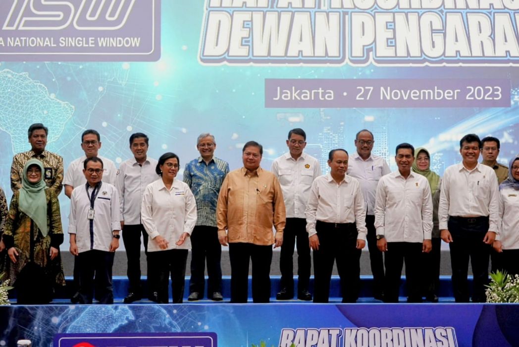  Rapat Koordinasi Dewan Pengarah INSW di Kantor Kementerian Koordinator Bidang Perekonomian di Jakarta, Senin (27/11).
