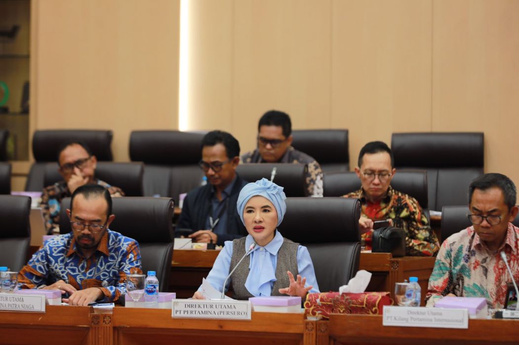 Direktur Utama (Dirut) PT Pertamina (Persero) Nicke Widyawati bersama jajaran Dirut Sub Holding mengikuti Rapat Dengar Pendapat (RDP) bersama Komisi VII DPR RI di Gedung Nusantara Komisi VII, Senayan, Jakarta, Selasa, (21/11).