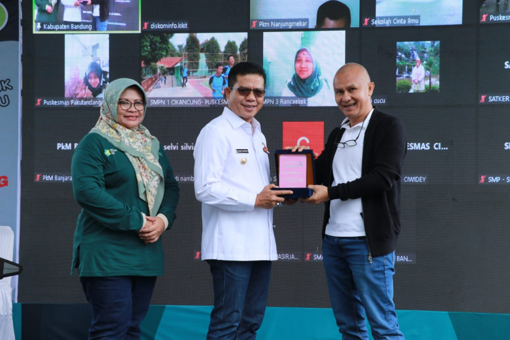 Pemkab Bandung Raih Penghargaan Rekor MURI Tes Kebugaran Jasmani Terbanyak
