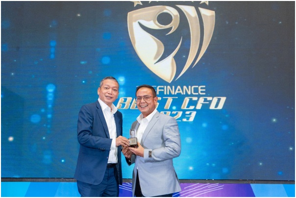 Direktur Keuangan & Strategi Bank DKI, Romy Wijayanto (kanan) menerima penghargaan dari Chairman Infobank Media Group, Eko B. Supriyanto (kiri),sebagai Best CFO Kategori Bank Aset Rp50 Triliun sd. <Rp100 Triliun sekaligus sebagai Best of The Best CFO pada kategori yang sama, versi The Finance. 