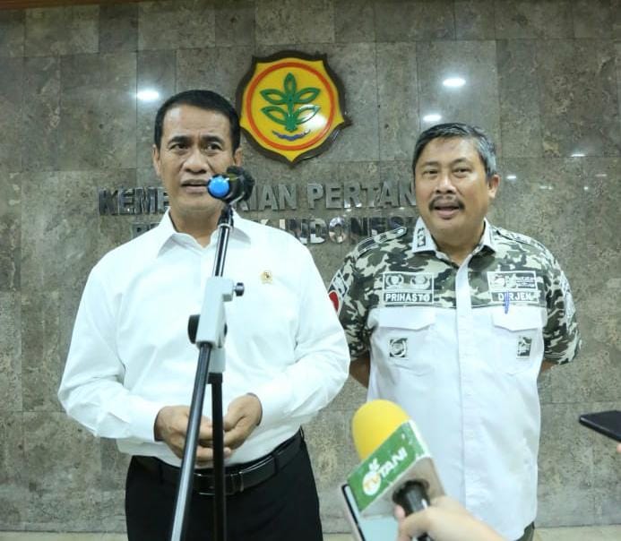 Mentan Andi Amran Sulaiman (kiri) dan Direktur Jenderal Hortikultura Kementan, Prihasto. Setyanto.
