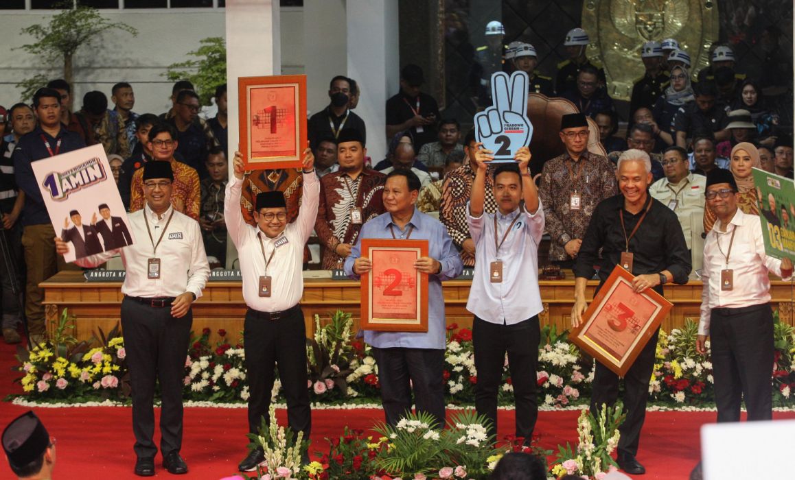 Tiga pasang calon presiden Anies Baswedan-Muhaimin Iskandar (kiri), Prabowo Subianto-Gibran Rakabuming Raka (tengah), Ganjar Pranowo-Mahfuz MD (kanan) mengangkat nomor  seusai pengundian nomor urut di KPU, Jakarta, Selasa (14/11).