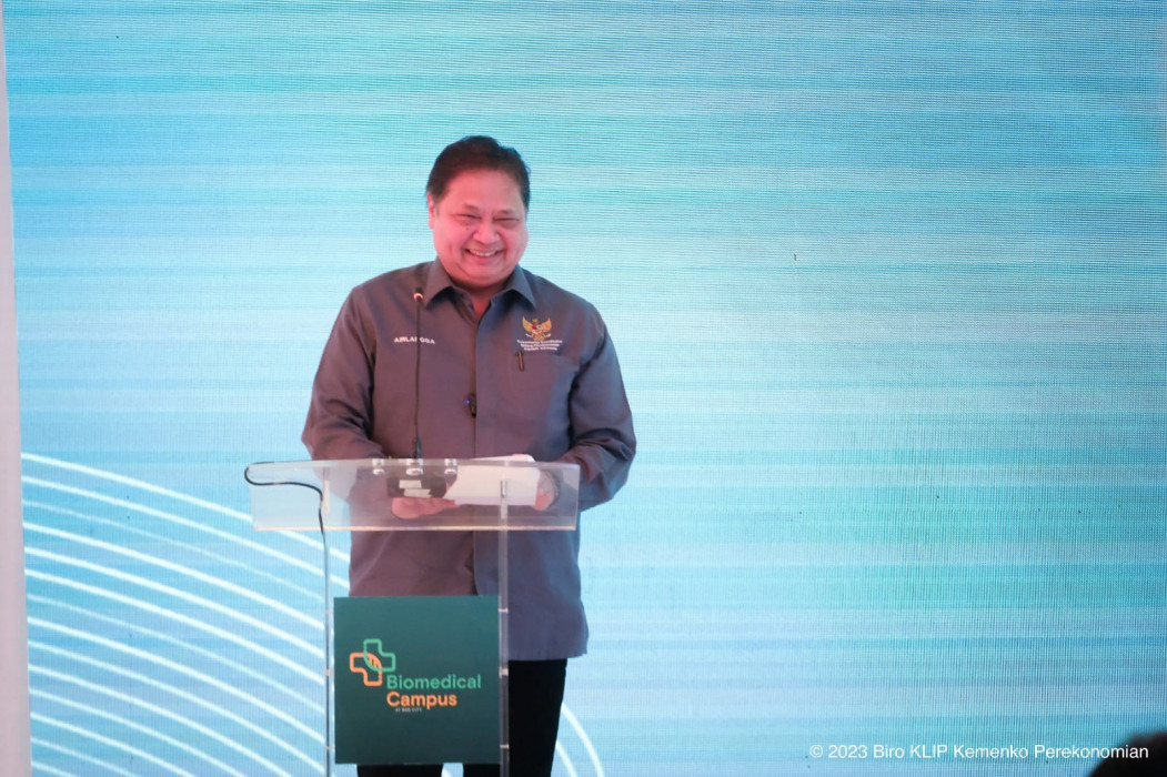 Menko Perekonimian Airlangga Hartarto memberi sambutan pada acara Launching Biomedical Campus di Gedung Biomedical Hub, Tangerang, Sabtu (2/12).