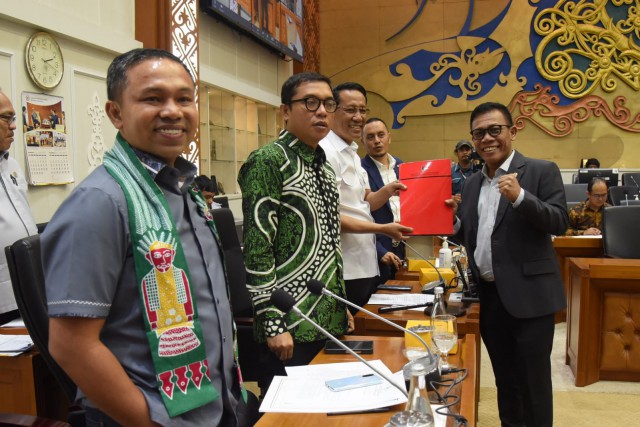 Ketua Baleg DPR RI Supratman Andi Agtas menerima pandangan fraksi-fraksi terkait RUU No 29 Tahun 2007 tentang Pemerintahan Provinsi Daerah Khusus Jakarta untuk dibahas ke tingkat selanjutnya, Senin (4/12).