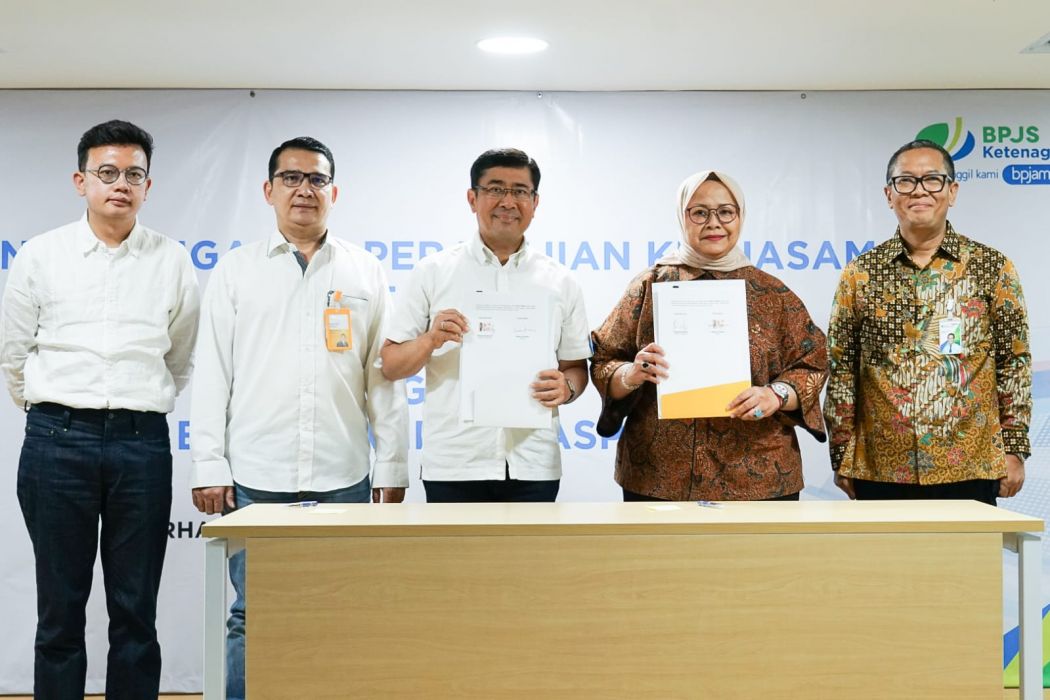 Acara penandatanganan Perjanjian Kerja Sama (PKS) yang ditandatangani oleh Direktur Pelayanan BPJS Ketenagakerjaan Roswita Nilakurnia dan Direktur Bisnis Bank Mantap Maswar Purnama bertempat di Grha BPJAMSOSTEK Jakarta, Jumat (29/12).