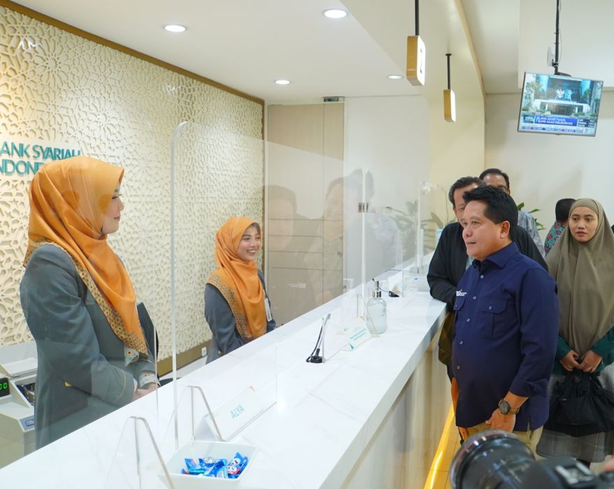 Direktur Utama BSI Hery Gunardi sedang berbincang dengan nasabah di Kantor Cabang BSI Mayestik Jakarta Selatan. Hal ini dilakukan untuk memastikan bahwa seluruh cabang perseroan dapat memberikan pelayanan yang optimal kepada nasabah periode jelang akhir tahun, Kamis (28/12)