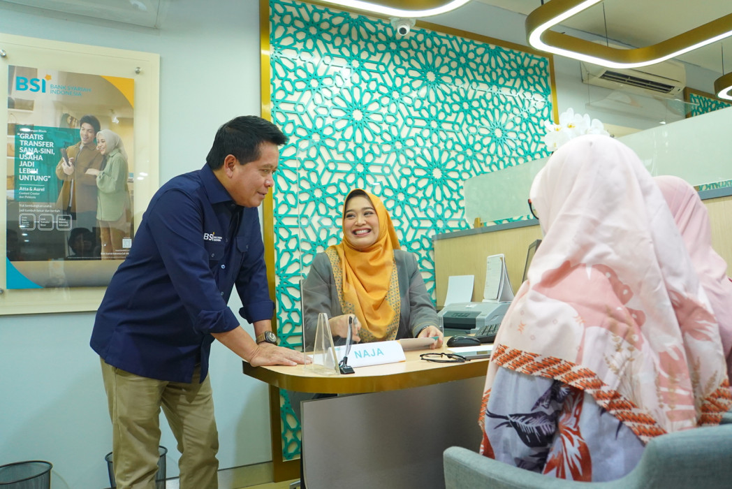Direktur Utama BSI Hery Gunardi sedang berbincang dengan nasabah di Kantor Cabang BSI Mayestik Jakarta Selatan. Hal ini dilakukan untuk memastikan bahwa seluruh cabang perseroan dapat memberikan pelayanan yang optimal kepada nasabah periode jelang akhir tahun, Kamis (28/12)