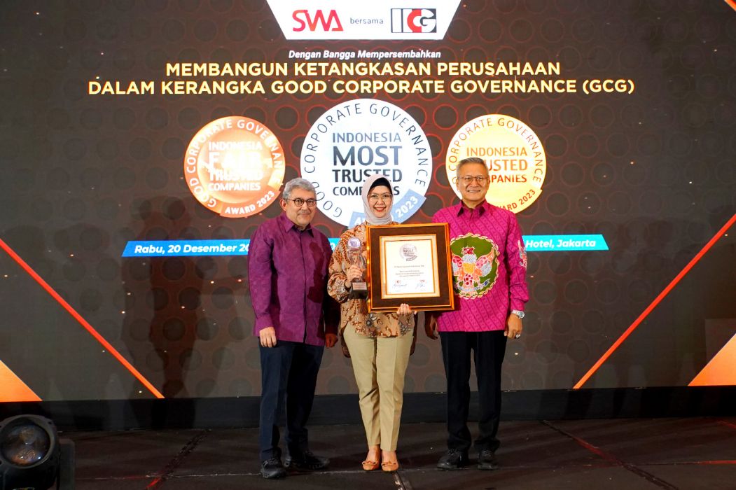 Direktur Compliance & Human Capital BSI Tribuana Tunggadewi (Batik Tengah) menerima penghargaan yang diserahkan oleh Pemimpin Redaksi Majalah SWA Kemal Effendi Gani (Batik Kiri) didampingi Chairman IICG Gendut Suprayitno (Batik Kanan) dalam penghargaan Indonesia Most Trusted Companies Award 2023 di Jakarta, Rabu (20/12).