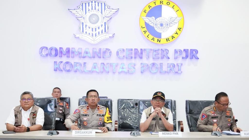 Dirgakkum Korlantas Polri Brigjen Pol Raden Slamet Santoso dan Menko PMK Muhadjir Effendy meninjau Command Center PJR Korlantas Polri KM 29, pada Senin (25/12/2023).