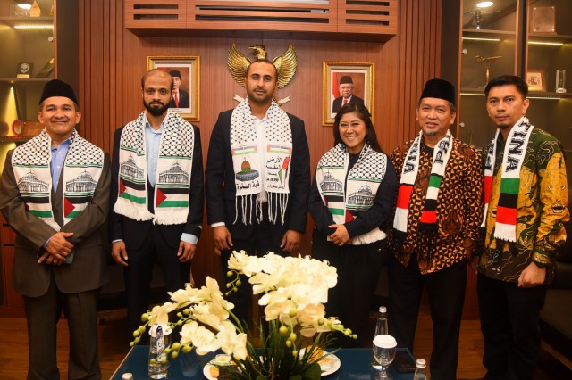 Ketua Komisi I DPR RI Meutya Hafid bersama anggota Komisi I DPR RI Almuzzammil Yusuf saat foto bersama usai menerima audiensi warga palestina di DPR RI.