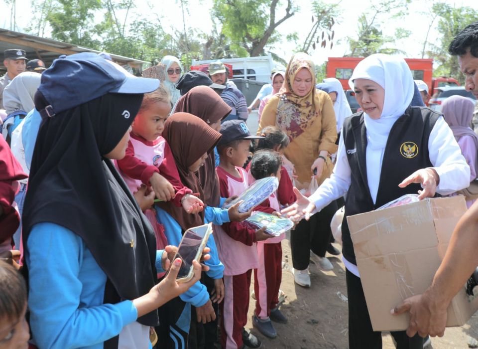 Gubernur Jatim Khofifah Indar Parawansa meresmikan PLTS Rooftop di Dusun Merak Desa Sumberwaru, Kecamatan Banyuputih, Kabupaten Situbondo 