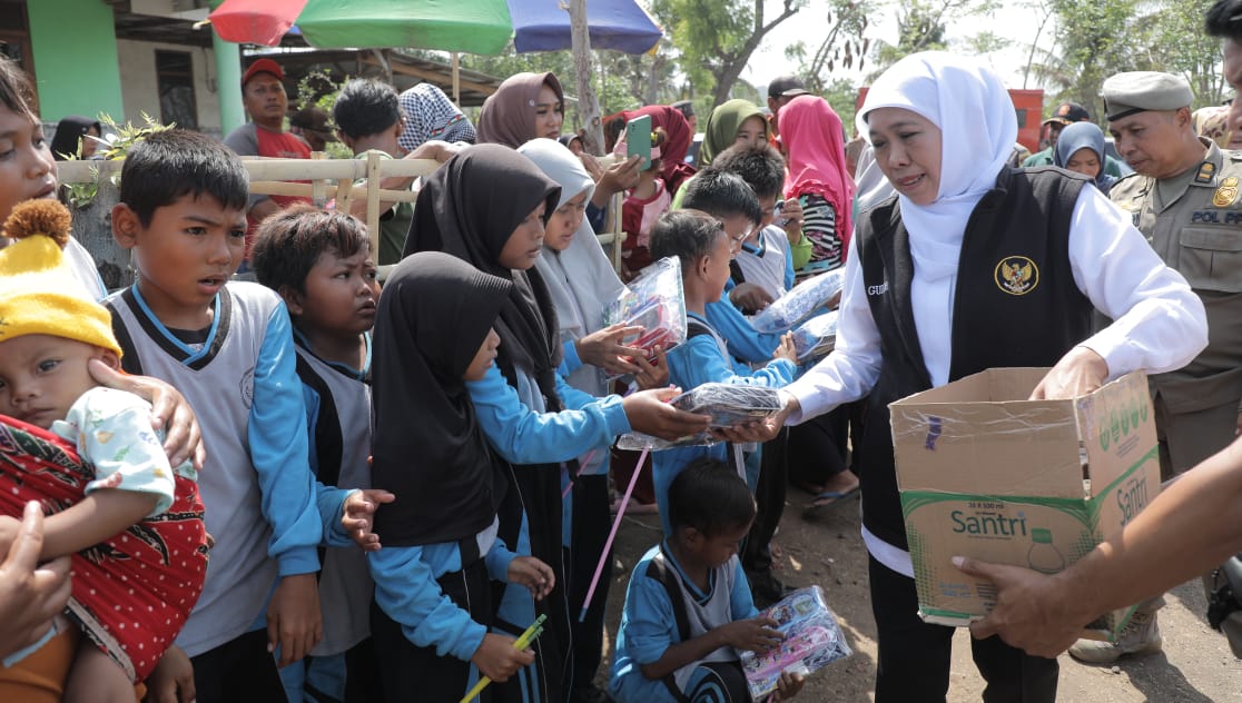 Gubernur Khofifah: 48 Tahun Penantian, Kini Warga Dusun Merak Situbondo Nikmati Listrik