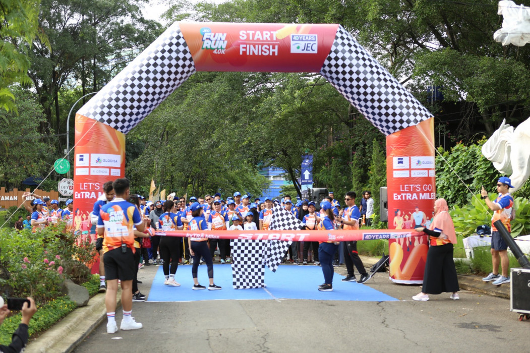 Dr Valenchia, SpM, ChM, Ketua Peringatan HUT ke-40 JEC Eye Hospitals and Clinics (kiri) bersama Titin Prihatiningsih, SE, MARS, CMA, Direktur Kepatuhan & HC JEC Group saat flag-off JEC 'Fun Run 4.0K', di Bogor pada Minggu (10/12).