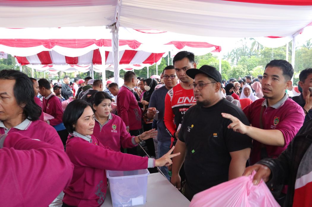 Pemprov Kalteng gelar Pasar Penyeimbang di Halaman Istana Isen Mulang, Rumah Jabatan Gubernur Kalteng, Minggu (17/12/2023).