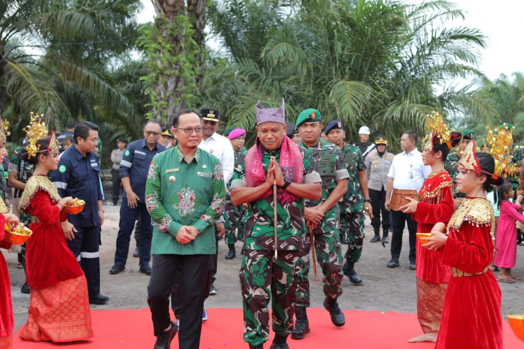 Pangkostrad Mayjen TNI Muhammad Saleh Mustafa saat meresmikan Gerakan TNI AD Manunggal Air di di Desa Batu Beriga, Kecamatan Lubuk Besar, Kabupaten Bangka Tengah, Provinsi Kepulauan Bangka Belitung. Jumat (15/12/2023).