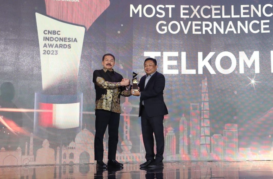 Jaksa Agung, ST Burhanuddin (kiri) menyerahkan award Most Excellence Good Corporate Governance Implementation kepada Telkom, yang diterima oleh Direktur Utama Telkom, Ririek Adriansyah (kanan) pada ajang Indonesia Awards 2023 di Jakarta, Rabu (13/12).