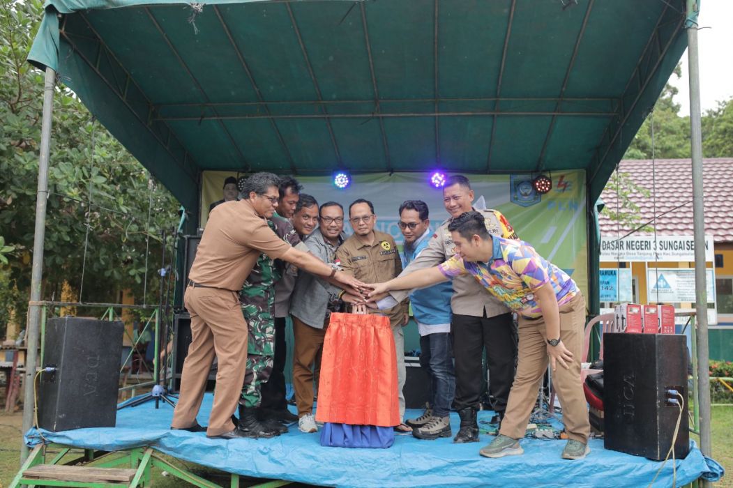 Bupati Bangka Tengah, Algafri Rahman, S.T., M.Pd. (ditengah) bersama PLN dan forkopimda melakukan penekanan Sirine, bertanda lounching Penyalaan 24 Jam PLTD Pulau Nangka