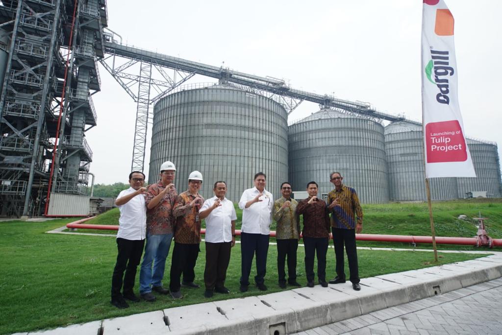 Menko Perekonomian Airlangga Hartarto mengunjungi pabrik Cargill Food Solutions Southeast Asia, Pasuruan, Provinsi Jawa Timur, Kamis (14/12).