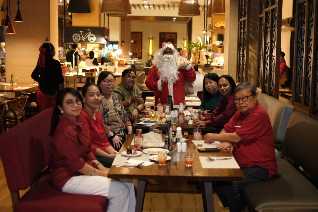 The Alana Sentul mengadakan Christmas Dinner dengan konsep yang menarik, mulai dari hidangan-hidangan yang menarik, live music, dan kejutan dari Santa.