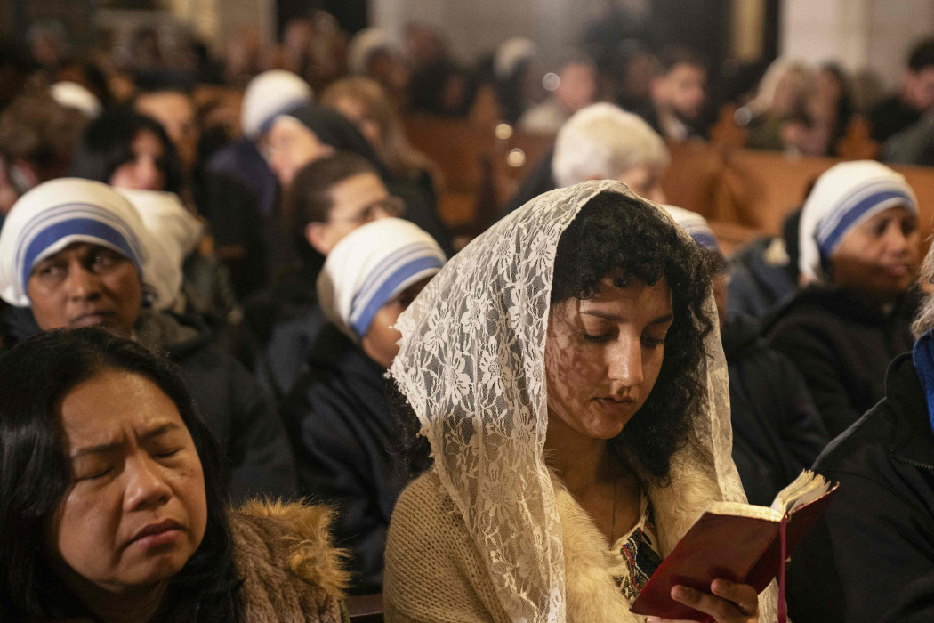 Jemaah menghadiri Misa Natal tengah malam di kompleks Gereja Kelahiran Yesus, Betlehem, Tepi Barat yang dijajah Israel. AFP/Nasser Nasser.