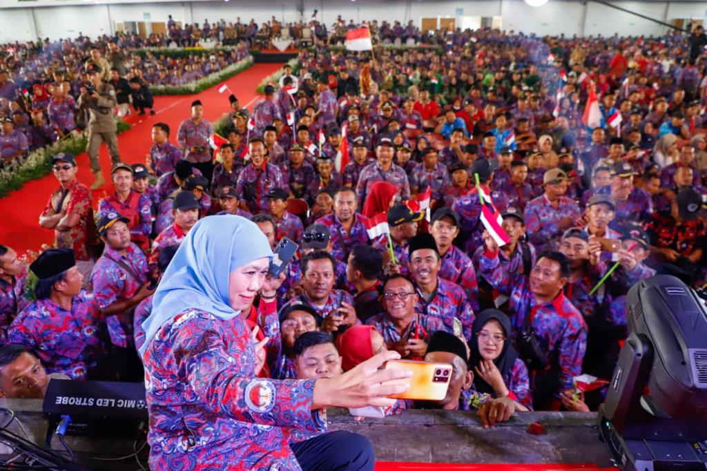 Raih Penghargaan 'Ibu Perangkat Desa Jatim’, Gubernur Khofifah Puji Kinerja Perangkat Desa Se-Jatim