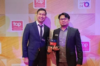 Jonathan Sembiring, HR & Inclusion Director BAT Indonesia (kiri) dan Kendar Sunarpin, Talent & OE Manager (kanan) memegang piala penghargaan Top Employer 2024.