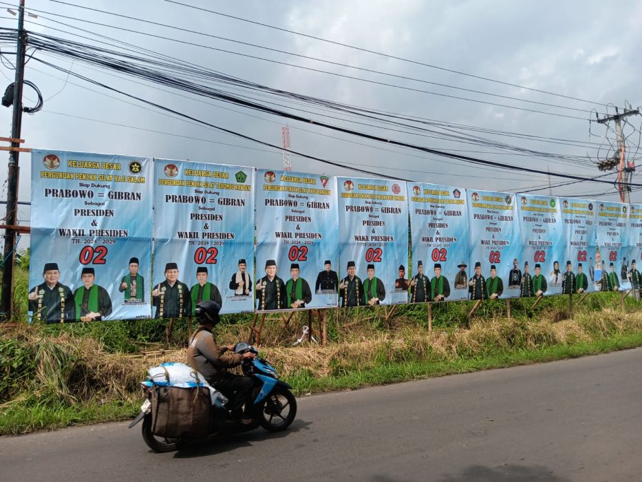Baliho Dukungan Prabowo-Gibran dari 24 Peguron Banten Sepanjang 50 Meter Curi Perhatian Warga Serang