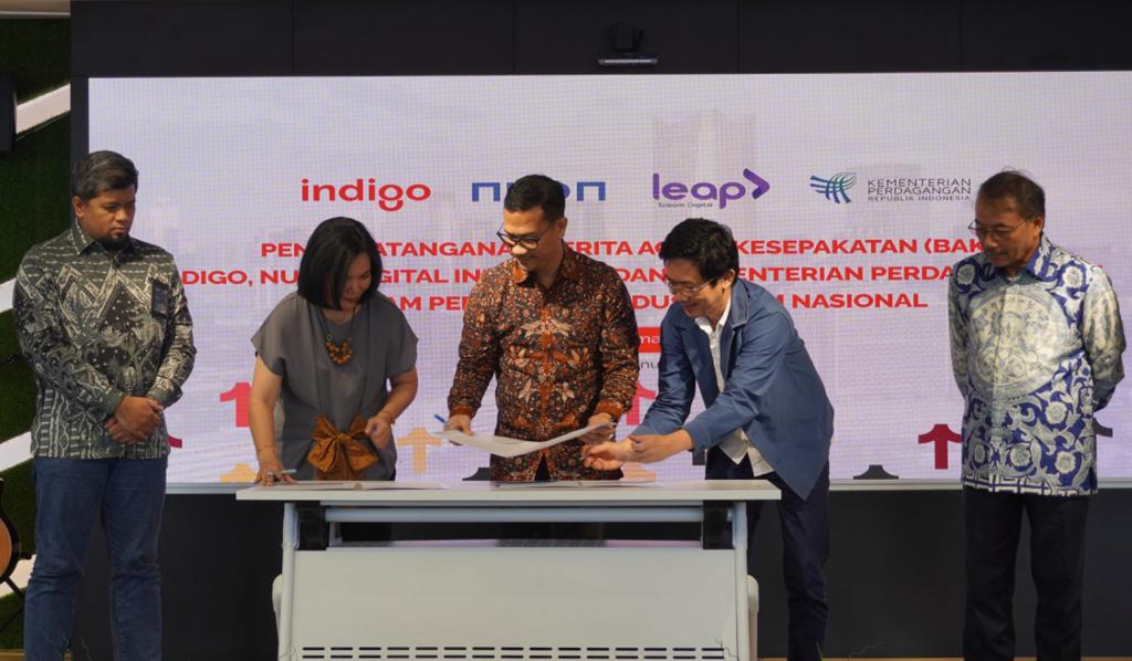  (dari kiri) Deputy EVP CX & Digitization Fauzan Feisal, Senior Manager Indigo Patricia Eugene Gaspersz, Direktur Pengembangan Ekspor Jasa dan Produk Kreatif Kemendag Miftah Farid, Chief Operation Officer Nuon Digital Chandra Thamrin, Direktur Jenderal PEN Kemendag Didi Sumedi, dan Chief Executive Officer Nuon Digital Aris Sudewo usai penandatanganan Berita Acara Kesepakatan (BAK).