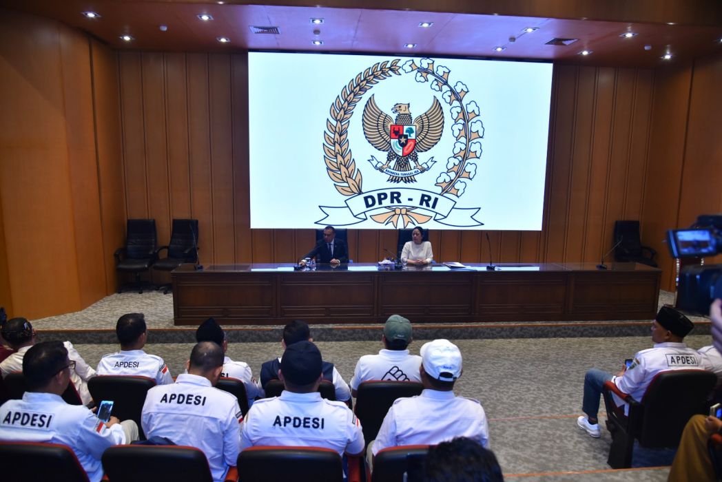 Ketua DPR RI Puan Maharani menerima perwakilan kades didampingi Wakil Ketua DPR Sufmi Dasco Ahmad di Ruang Gedung Muis, Gedung Nusantara, Kompleks Parlemen, Senayan, Jakarta, Selasa (6/2/2024).