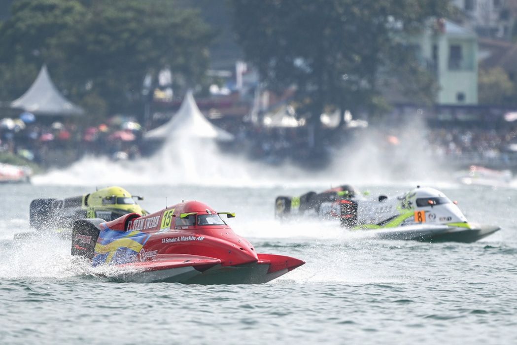 Pembalap  memacu kecepatan perahu motor dalam balap sesi pertama pada putaran pertama Kejuaraan Dunia Perahu Motor F1Powerboat (F1H2O) 2023 di Danau Toba, Balige, Sumatra Utara, Minggu (26/2/2023)