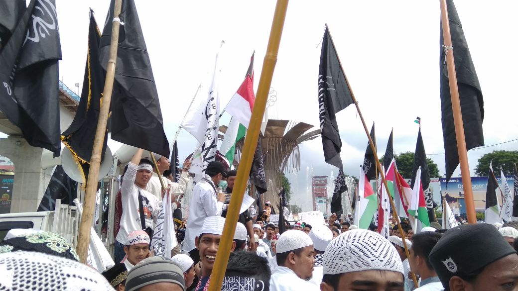 Ribuan massa dari berbagai ormas Islam menggelar aksi solodaritas untuk kedaulatan Palestina di Bundaran Air Mancur Masjid Agung Palembang, Jumat (15/12).