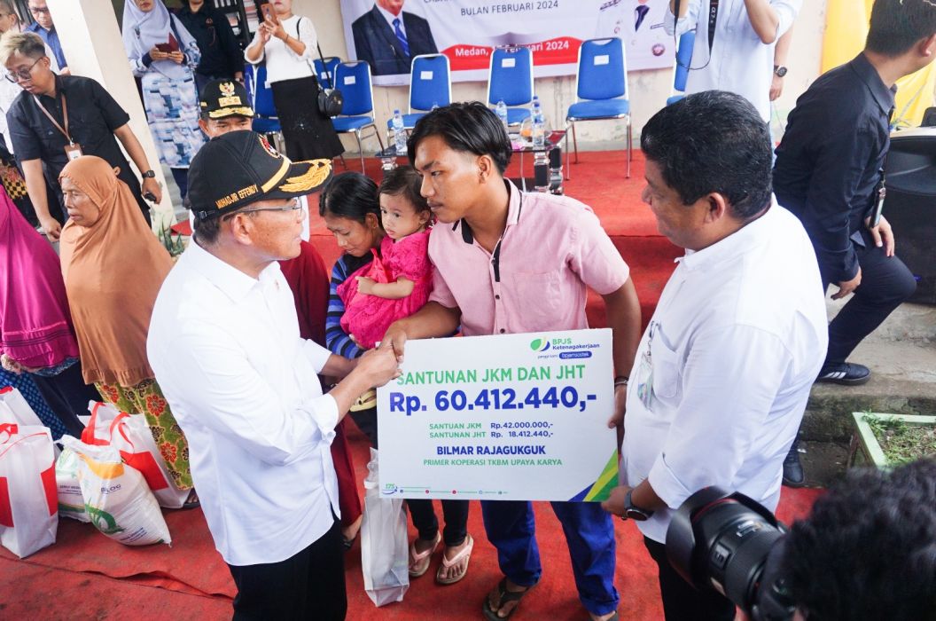 Serahkan Santunan BPJS Ketenagakerjaan, Menko PMK Pastikan Program Pengentasan Kemiskinan Berjalan di Belawan Medan