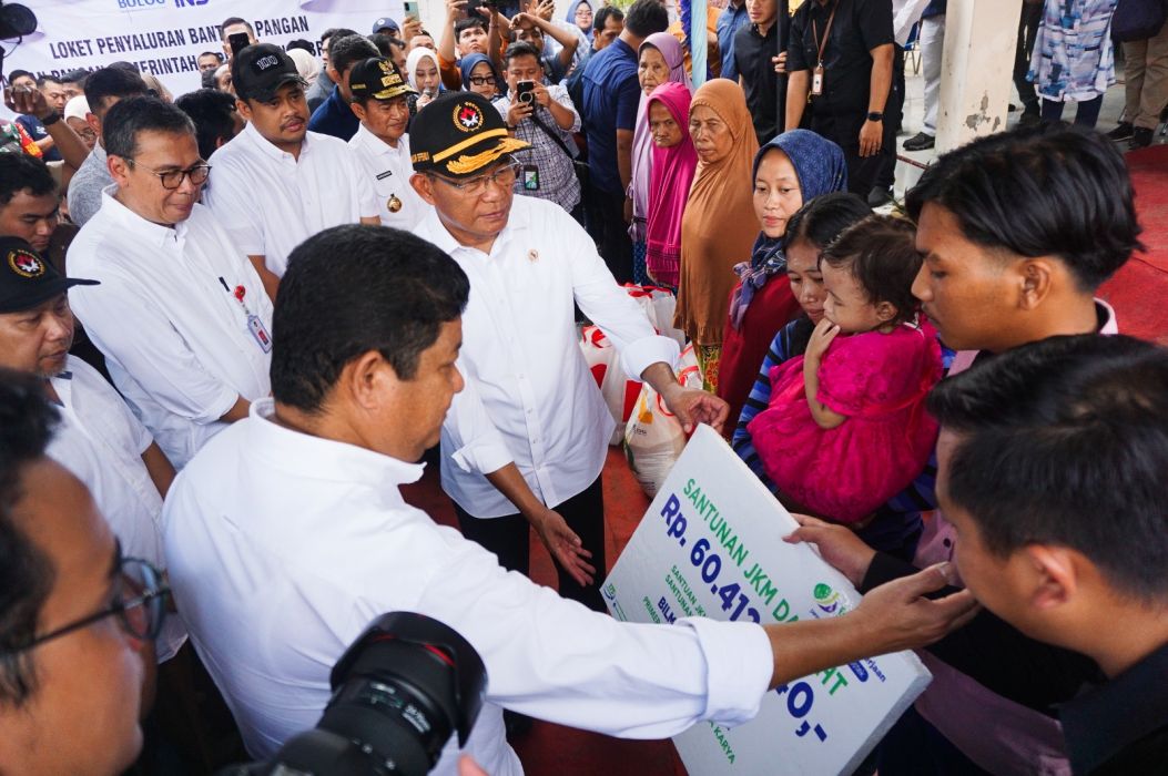 Serahkan Santunan BPJS Ketenagakerjaan, Menko PMK Pastikan Program Pengentasan Kemiskinan Berjalan di Belawan Medan