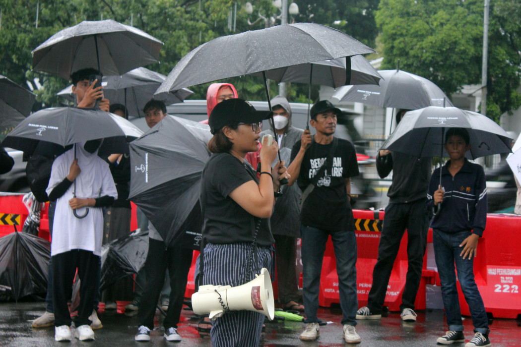 Mantan Koordinator KontraS Fatia Maulidiyanti menyampaikan orasi di depan para peserta Aksi Kamisan ke-801 di depan Istana Negara, Jakarta, Kamis (11/1/2024)