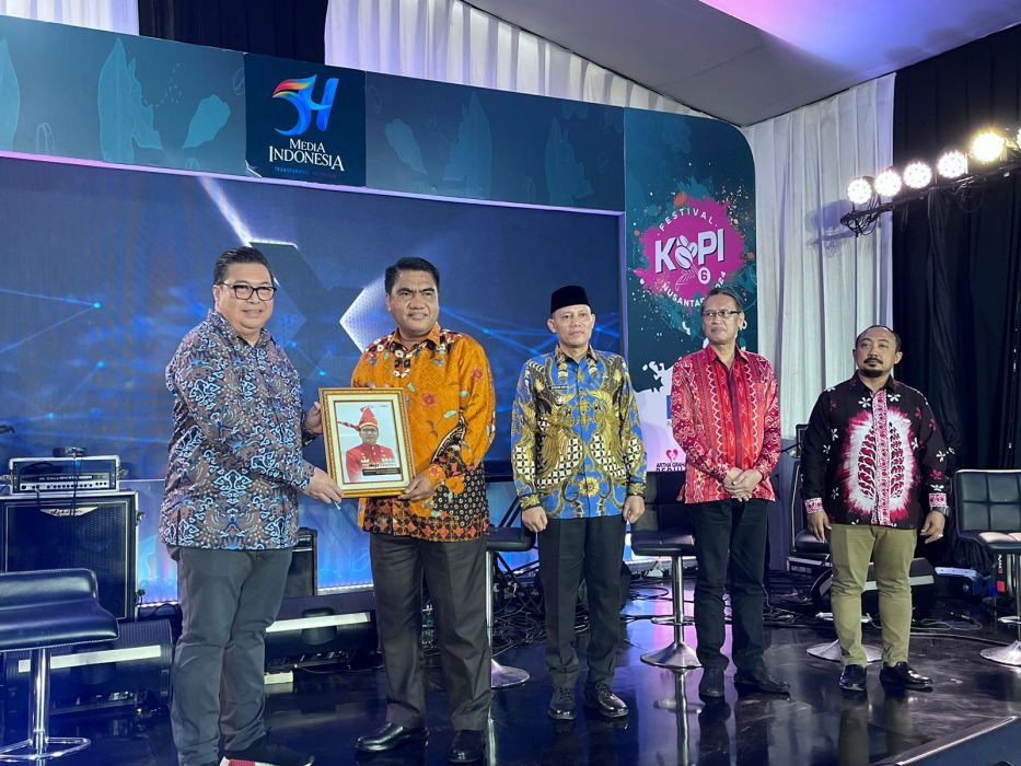 Danny Pomanto (kedua dari kiri) sapaan akrab Ramdhan Pomanto mendapatkan apresiasi sebagai The Indonesian Next Leader dari Media Indonesia Grup.