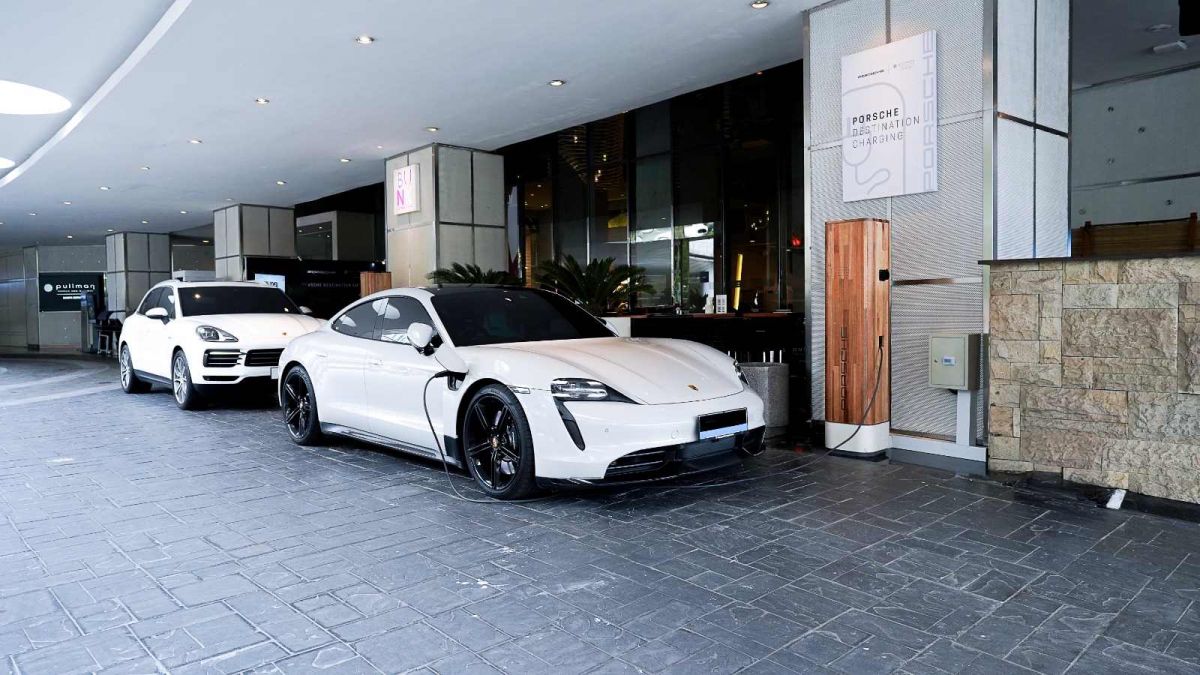 Porsche Indonesia resmi membuka Porsche Destination Charging kelima yang berlokasi strategis di Pullman Jakarta Central Park.