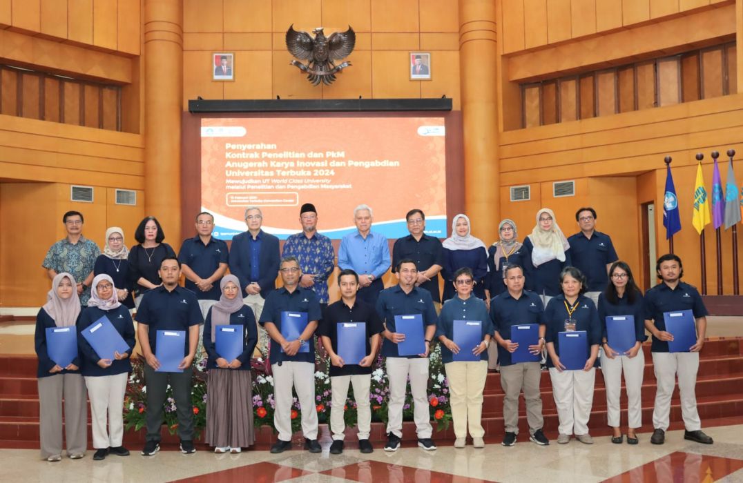 Kegiatan Penyerahan Kontrak Penelitian & Pengabdian kepada Masyarakat (PkM) dan Anugrah Karya Inovasi & Pengabdian Universitas Terbuka (UT) Tahun Anggaran 2024 diselenggarakan di Universitas Terbuka Convention Center (UTCC), Jakarta, pada Selasa (13/2/2024).