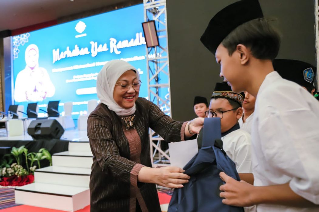 Menaker Ida menyerahkan paket kepada anak yatim.