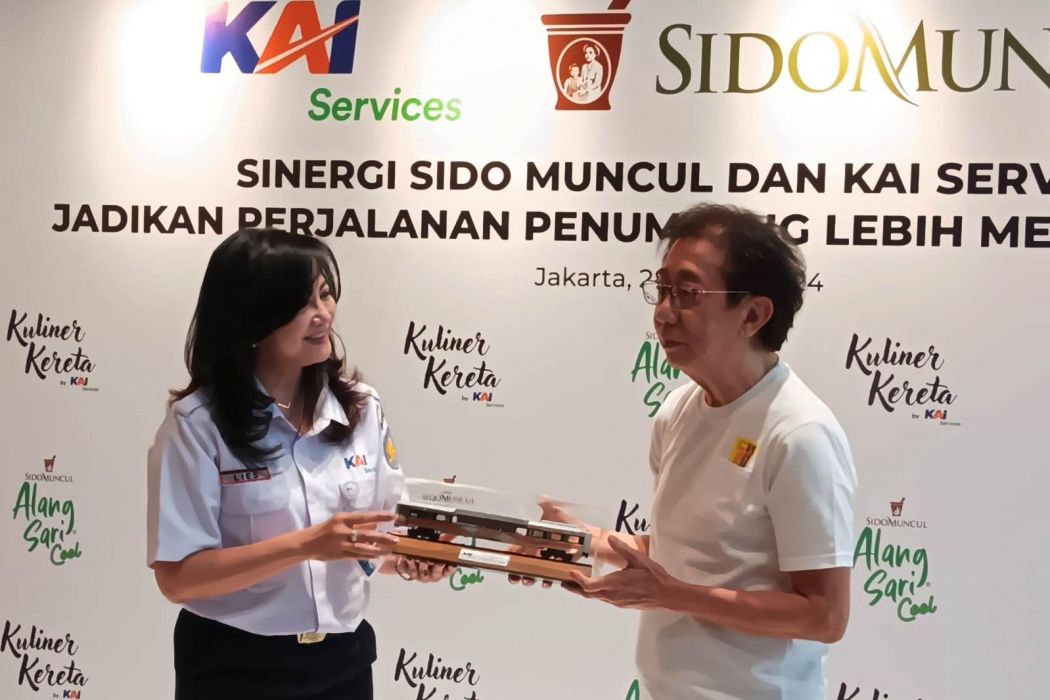 Direktur Marketing PT Industri Jamu Dan Farmasi Sido Muncul Tbk Irwan Hidayat (kanan) menerima cenderamata dari Direktur Konsumer Bisnis Lis KAI Services Lis Permana Sari.